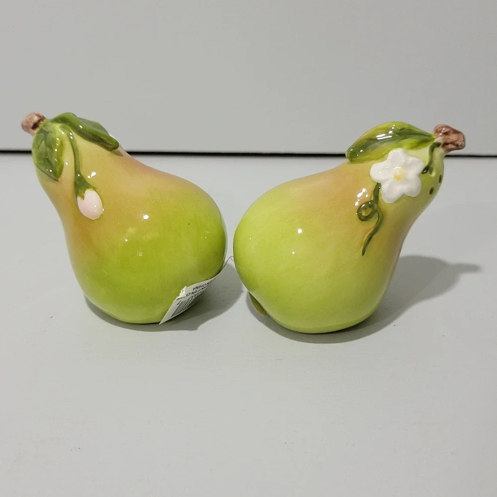 Cosmos Gifts Green Pear Ceramic Salt and Pepper Shaker Set Floral 10337 NEW